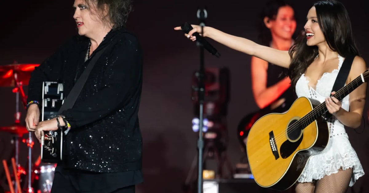 OLIVIA RODRIGO SORPRENDE EN GLASTONBURY CON INVITADO DE LUJO: ROBERT SMITH DE THE CURE
