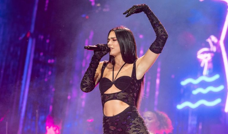 dua-lipa-look-concerto-tuta-catsuit-ANDREADAMO-GettyImages-1412160550